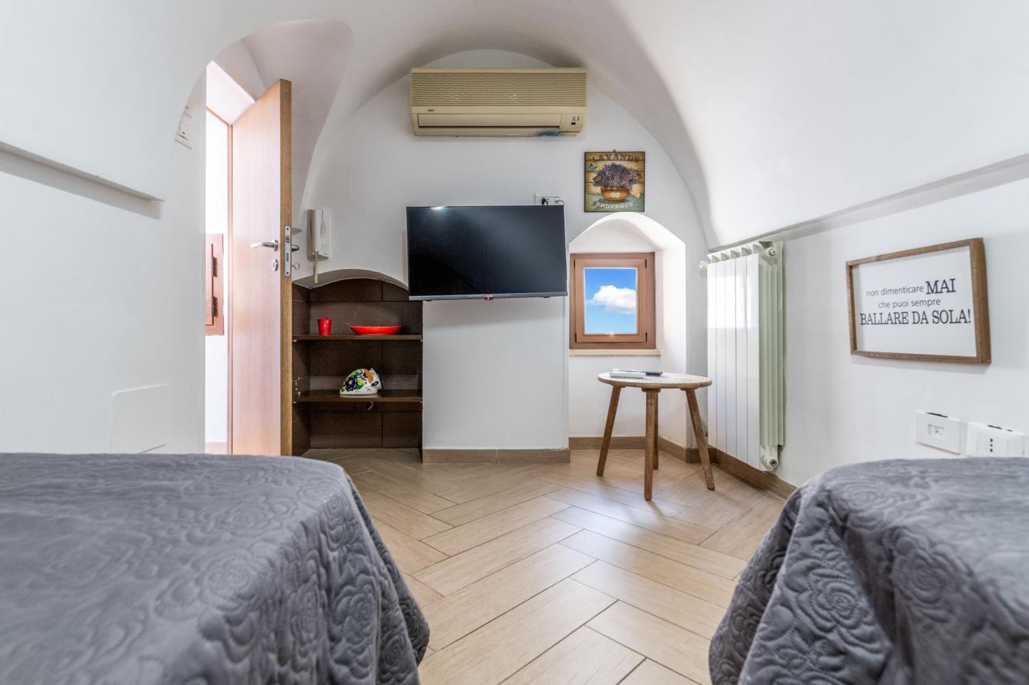 White Stone Flats & Studios Остуні Номер фото