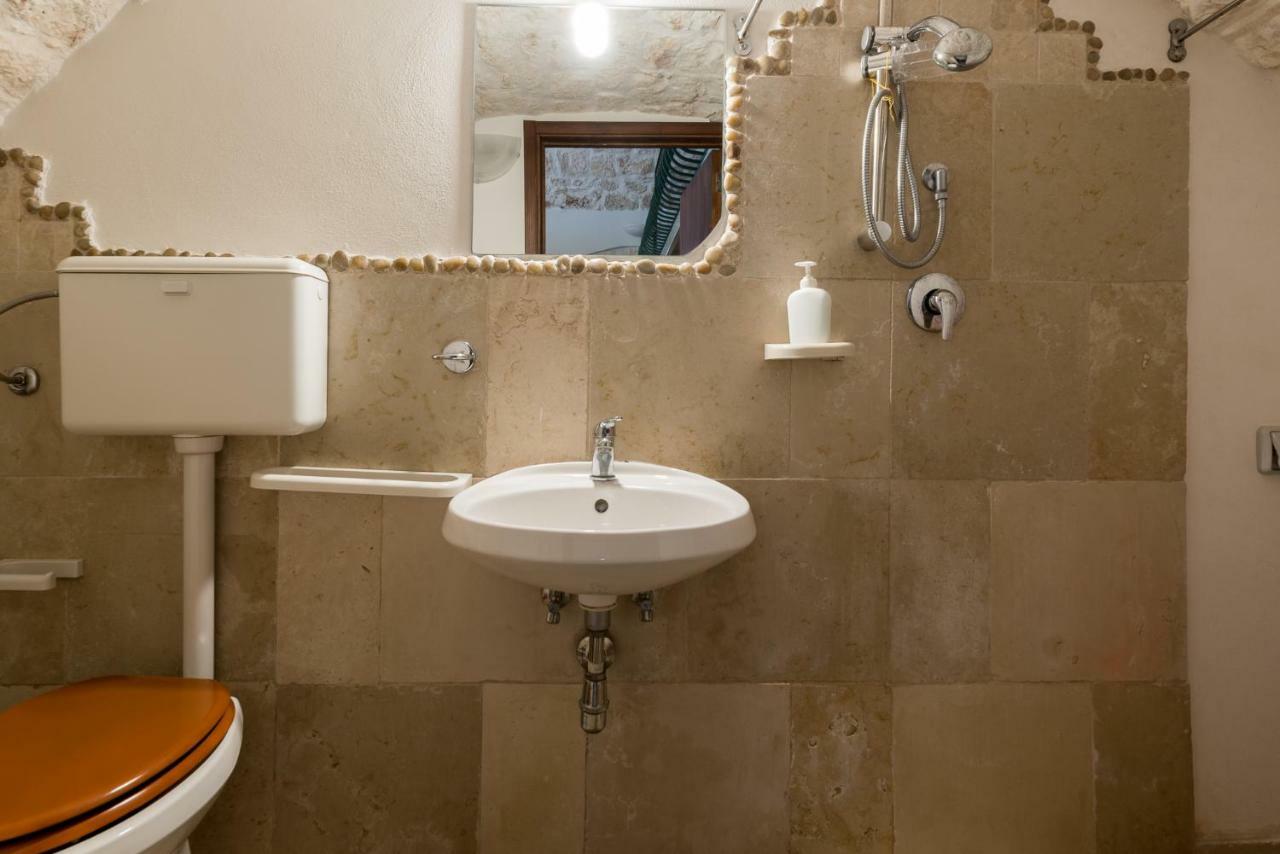 White Stone Flats & Studios Остуні Номер фото